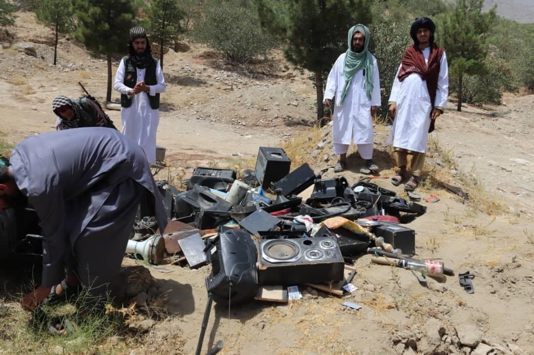 محتسبین امر به معروف گروه طالبان در حال شکستاندن آلات موسیقی