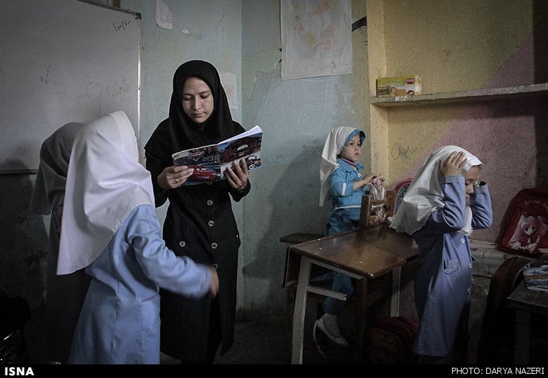 Afghanistan kids refugees in an Iran school-photo from google.