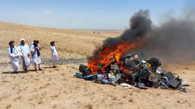Read more about the article دشمنی با هنر و فرهنگ؛ طالبان در لغمان ده‌ها ابزار موسیقی را سوزاندند