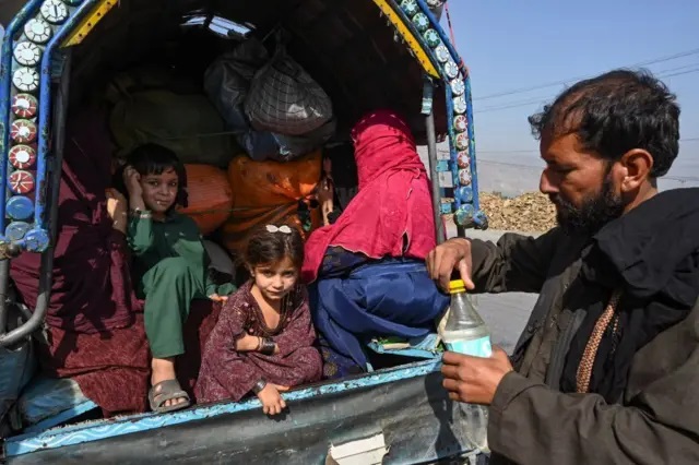 Read more about the article کمیشنری عالی ملل متحد: ۲۵۰ هزار مهاجر در کمتر از یک ماه از ایران و پاکستان اخراج شده‌اند