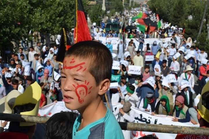 یکی از کودکان که در صف معترضان جنبش روشنایی برای عدالت اجتماعی ایستاده است