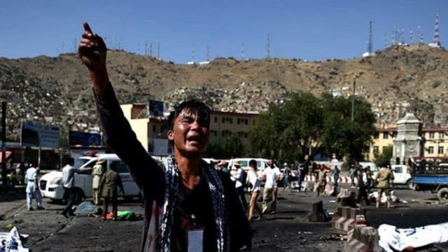 یک از بازماندگان جنبش روشنای در حال فریاد زدن در میان اجساد کشتهشدگان