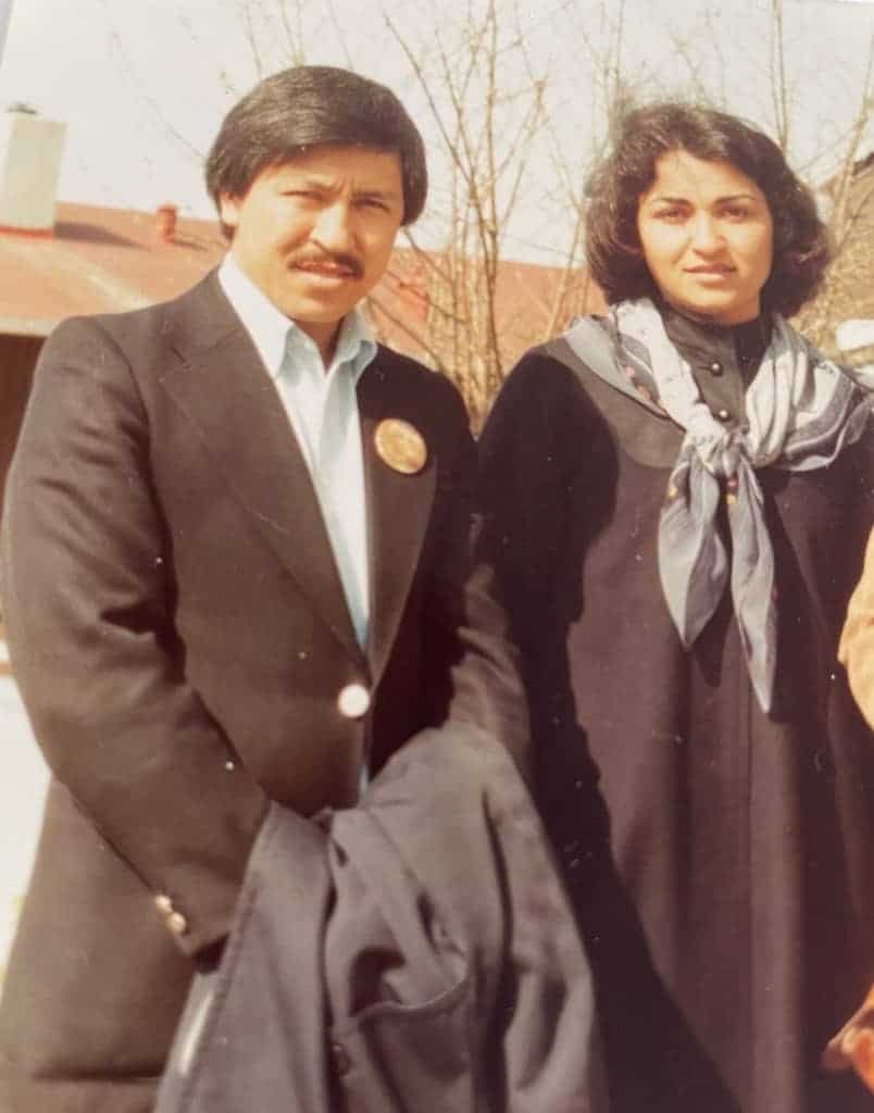 داکتر کریم پاکزاد: خاطرهیی از گذشته، عکسی منتشرنشده و تاریخی. ۴۳ سال پیش، در سال ۱۹۸۲، همراه با مینا (کشور کمال)، بنیانگذار «جمعیت انقلابی زنان افغانستان»، برای شرکت در کنفرانسهایی دربارهی جنبش مقاومت مردم افغانستان، به شهرهای مختلف ناروی سفر کردیم. زنی مقاوم و پُرشور، که عمیقاً از سرنوشت فلاکتبار زنان افغانستان اندوهگین بود. در راه مبارزه جان خود را فدا کرد. خاطرهاش شاد و گرامی باد.